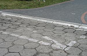 Korkowa: nie parkować przed wejściem!