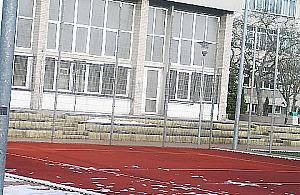 Niebezpieczne okna w szkole przy Staffa