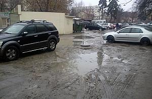 Do ArtBemu przez błoto. Co z przejściem i parkingiem?