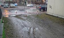 Do ArtBemu przez błoto. Co z przejściem i parkingiem?