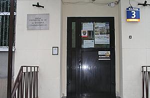 Zbutwiałe podłogi w szkole przy Fontany