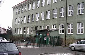 Ciasno w SP 52. Pierwszaki pójdą do kontenerów?