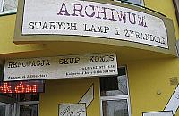 Los starych lamp i żyrandoli