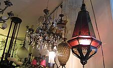 Los starych lamp i żyrandoli