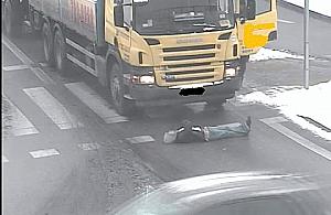 Samobójca? Położył się na Warszawskiej