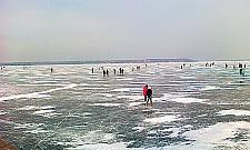 Załamał się lód pod wędkarzem