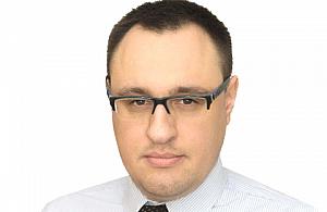 Urzędnicy z byłym posłem po godzinach ratują staruszkę