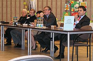 Całuski, łzy i kąśliwe uwagi: nowy układ w dzielnicy