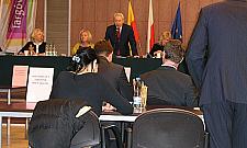 Całuski, łzy i kąśliwe uwagi: nowy układ w dzielnicy