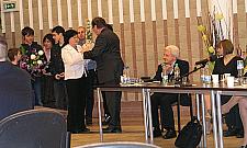 Całuski, łzy i kąśliwe uwagi: nowy układ w dzielnicy