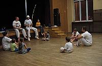 Dzieci z radością tańczą capoeirę