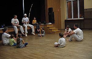 Dzieci z radością tańczą capoeirę