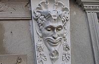 Tajemniczo uśmiechnięty maszkaron z Michałowa