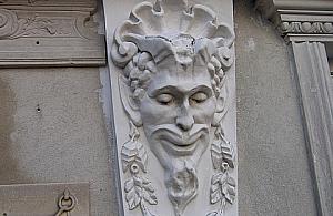 Tajemniczo uśmiechnięty maszkaron z Michałowa