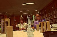 Miłośnicy książek czytają i dyskutują na Tarchominie