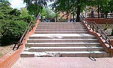 Niebezpieczeństwo czyha na szkolnych schodach