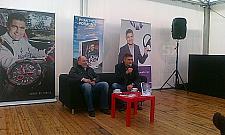 "Hołek" promował książkę na lotnisku