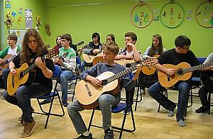 Niezwykła orkiestra gitarowa pochodzi z Bemowa