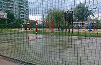 Brakuje boisk, więc bębnią między blokami