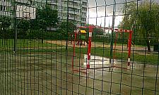 Brakuje boisk, więc bębnią między blokami