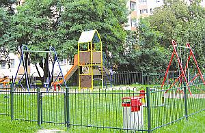 Place zabaw: dzieci i psy razem w piaskownicy