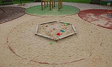 Ta topola może runąć na plac zabaw!