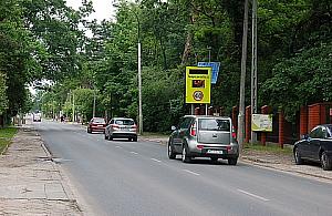 Kierowcy ignorują nowoczesny znak na Kajki