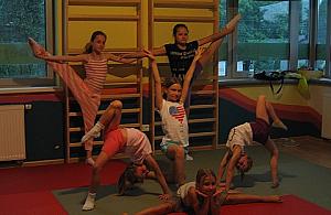 Młodzi akrobaci ćwiczą W Trakcie