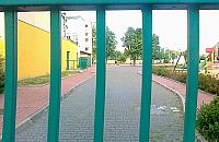 Latem boiska powinny tętnić życiem. Wiszą na nich kłódki.