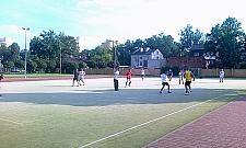 Latem boiska powinny tętnić życiem. Wiszą na nich kłódki.