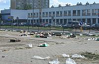 Centrum: wiatr hula między śmieciami