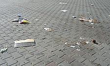 Centrum: wiatr hula między śmieciami