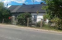 Budowa ulicy Wiernej - niechciany dom stoi na skrzyżowaniu