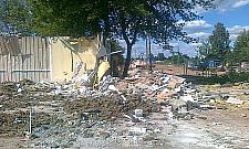 Budowa ulicy Wiernej - niechciany dom stoi na skrzyżowaniu