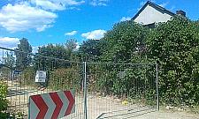 Budowa ulicy Wiernej - niechciany dom stoi na skrzyżowaniu