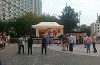 Jedni tańczą, inni obserwują na Chłodnej