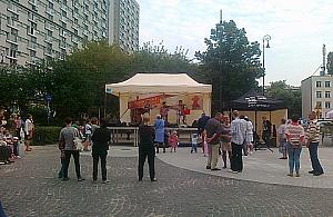 Jedni tańczą, inni obserwują na Chłodnej