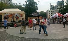 Jedni tańczą, inni obserwują na Chłodnej