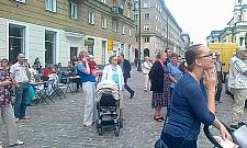 Jedni tańczą, inni obserwują na Chłodnej