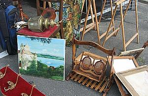 Skromny początek targu staroci na Bazarze Fabrycznym