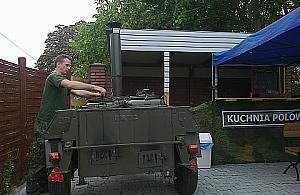 Grochówka z kuchni polowej tuż obok ratusza