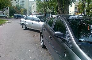 Za krótkie miejsca parkingowe? Nie, to auta są za długie...