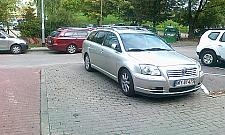 Za krótkie miejsca parkingowe? Nie, to auta są za długie...