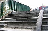 Złamała nogę na schodach. Kiedy ruszy remont Trasy AK?