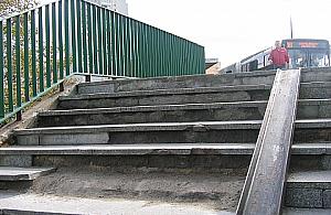 Złamała nogę na schodach. Kiedy ruszy remont Trasy AK?