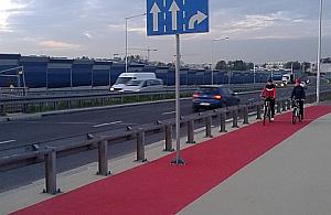 Uwaga! Znak na środku nowej ścieżki rowerowej