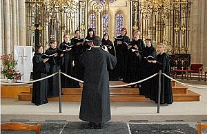 Po gregoriańsku o wąskotorówce w starym kościółku w Płudach