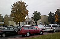 Szko�a w �ajskach: parking g��wnie dla pracownik�w