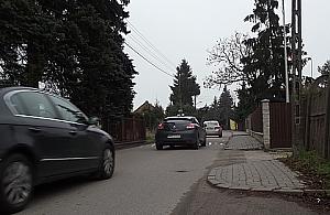 Apel mieszkańca: parkujcie auta na ulicy!