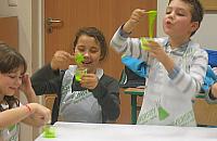 Zabawny uniwersytet w ArtBemie: zielone gluty i sztuczna krew